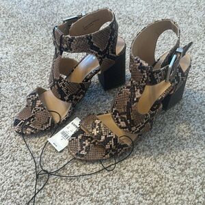 NWT animal print strappy Express heels - size 8